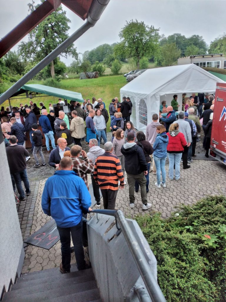 Hähnchenfest 2024 am Gemeindehaus Uhler